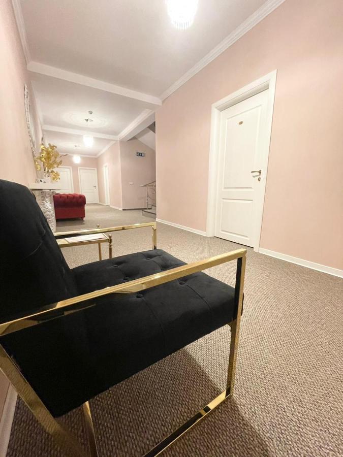 فندق Cochet Boutique Târgu Jiu المظهر الخارجي الصورة