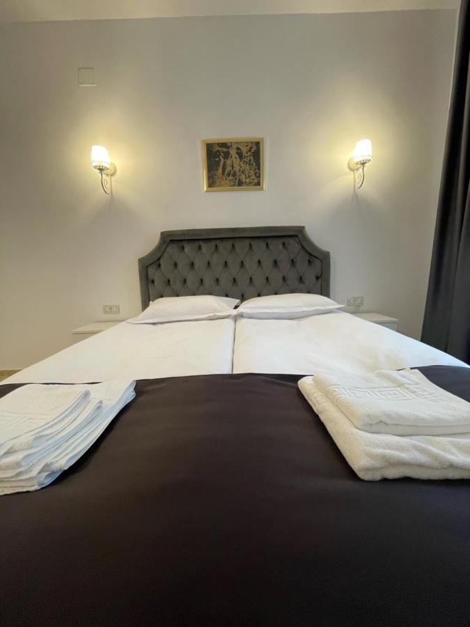 فندق Cochet Boutique Târgu Jiu المظهر الخارجي الصورة