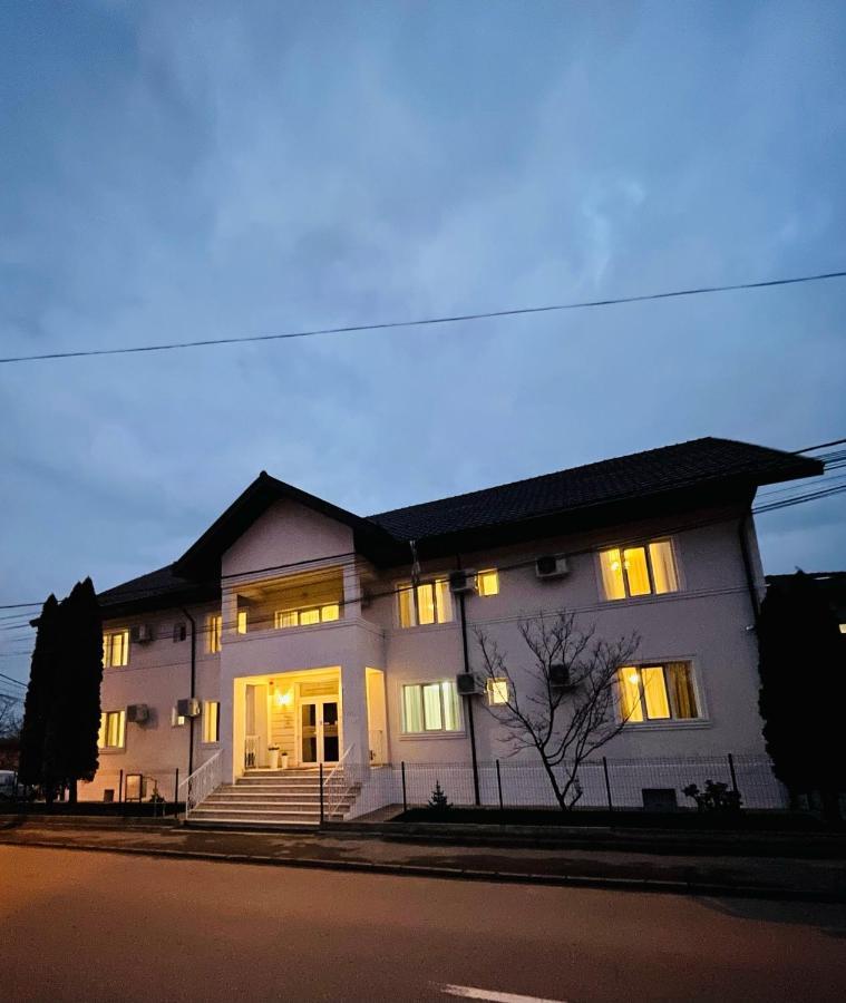 فندق Cochet Boutique Târgu Jiu المظهر الخارجي الصورة