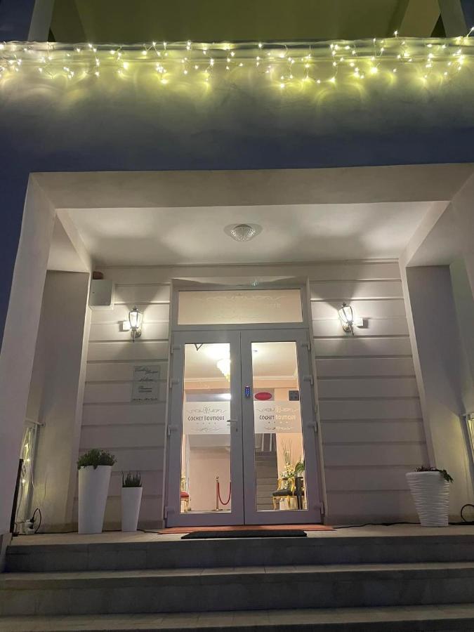 فندق Cochet Boutique Târgu Jiu المظهر الخارجي الصورة