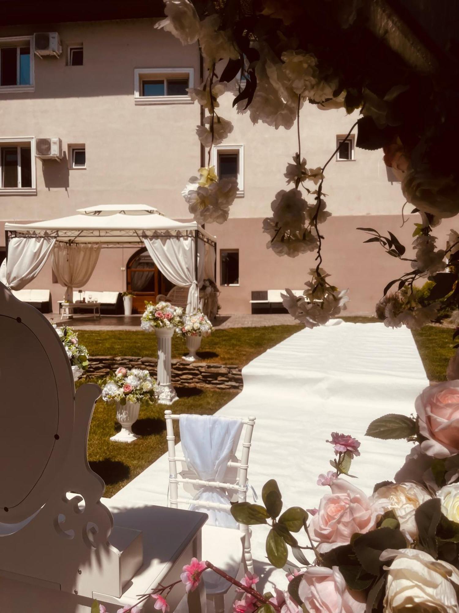 فندق Cochet Boutique Târgu Jiu المظهر الخارجي الصورة