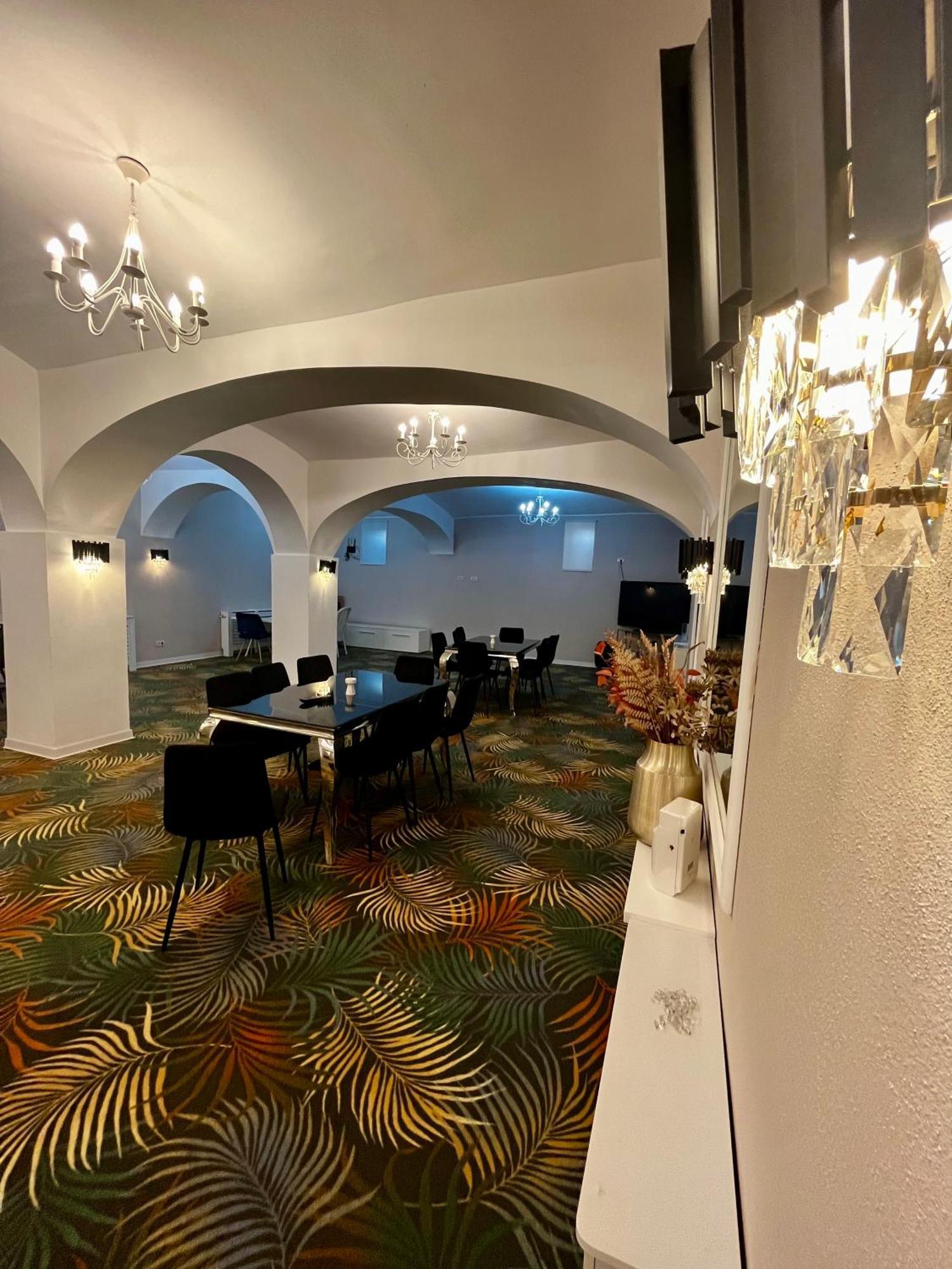 فندق Cochet Boutique Târgu Jiu المظهر الخارجي الصورة
